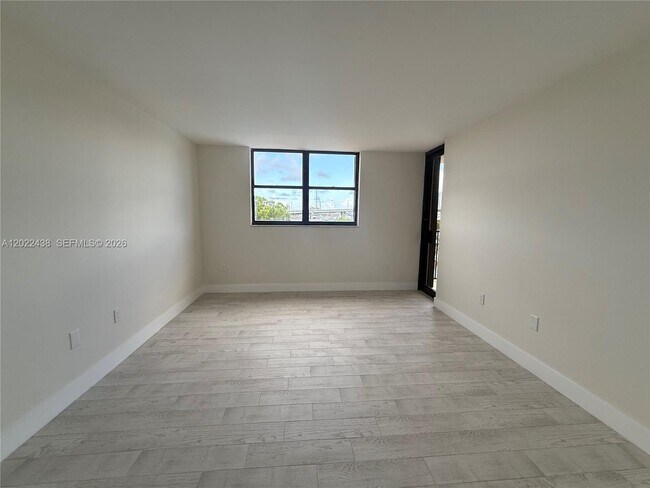 Building Photo - 801 N Venetian Dr