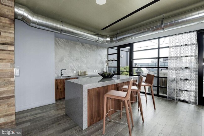 Building Photo - River-View 2BD Luxury Condo with Balcony and Parking!