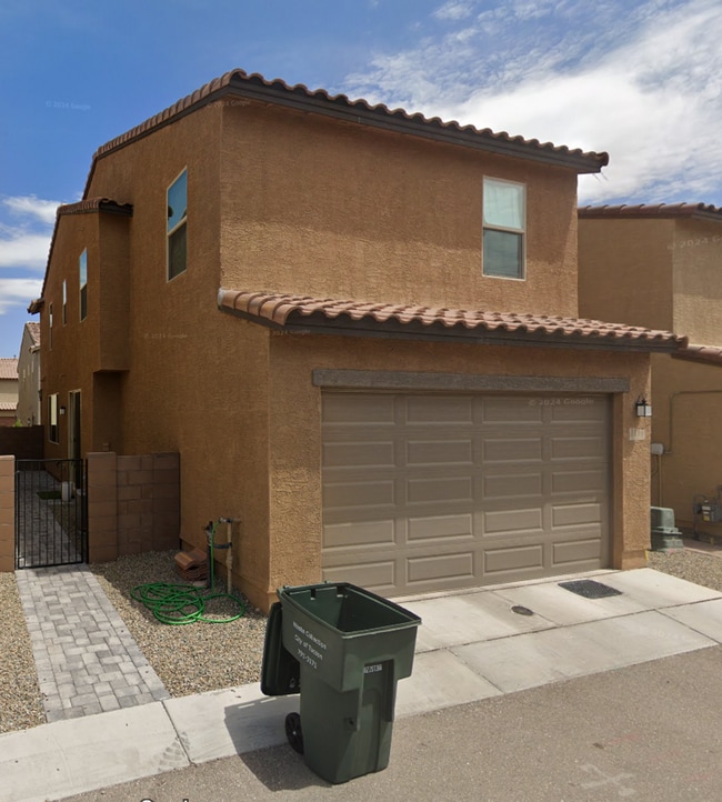 Building Photo - Beautiful 4 bedroom 2.5 bath home