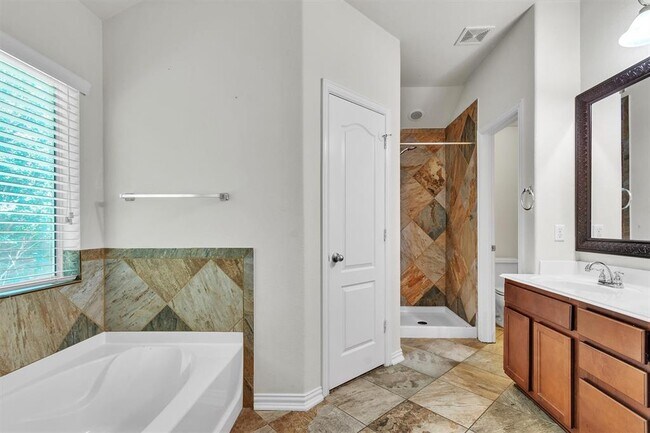 Building Photo - 204 Chickadee Ln