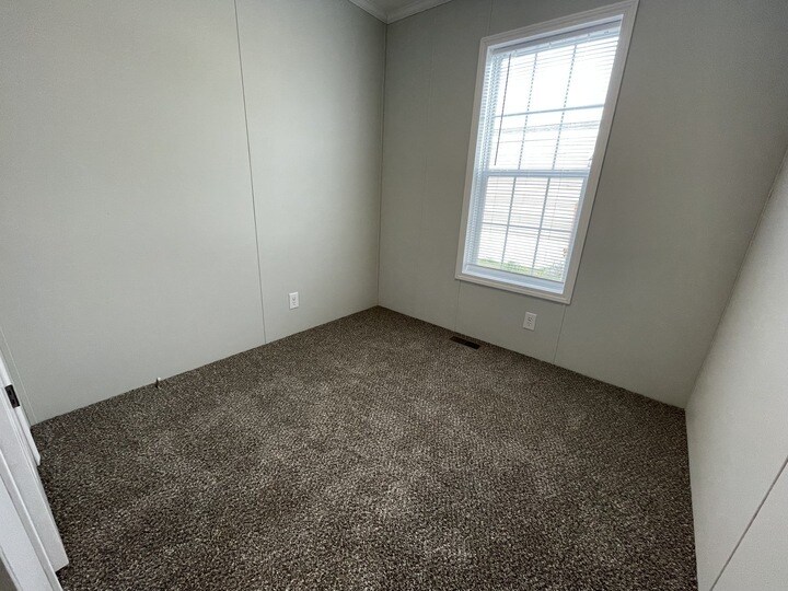 Building Photo - 38035 Leverette Ave
