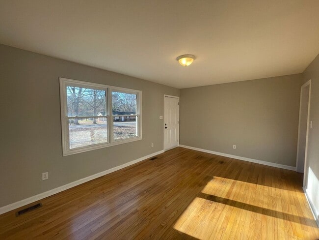 Building Photo - 3 bedroom 1 bath brick ranch home-Pet Friendly!  Large lawn! Freshly Painted!