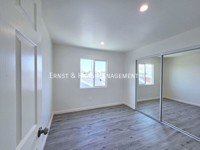 Building Photo - 1320 Lewis Ave