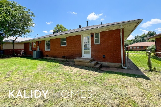 Building Photo - 305 W Coe Dr