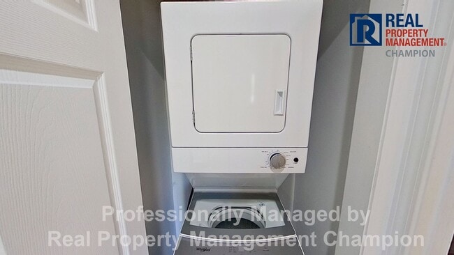 Building Photo - Beautiful Upper-Level Condo with Convenient Mid-Town Location