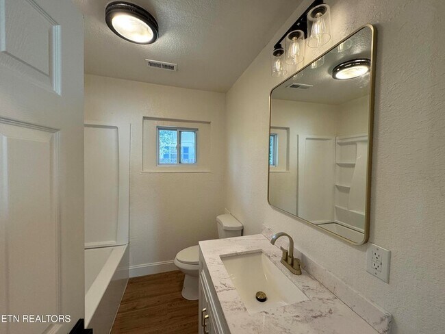 Building Photo - 1712 Vada Cir