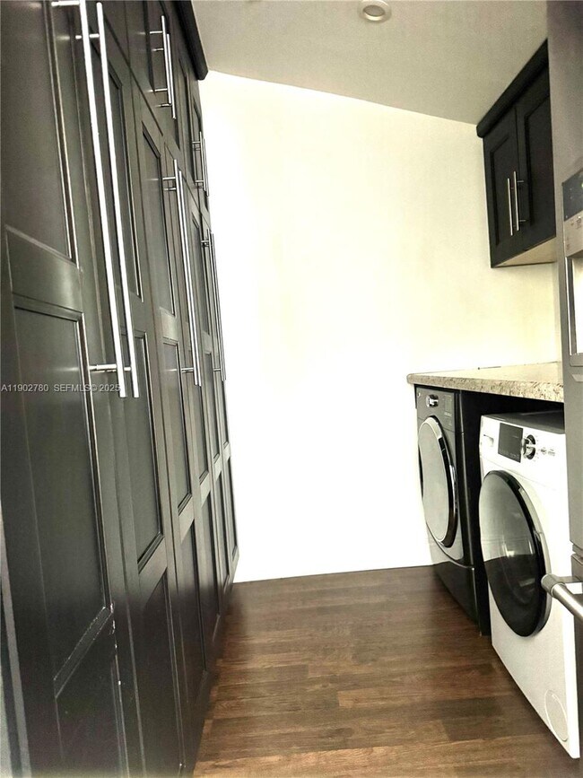 Building Photo - 1700 SW 16th Ter