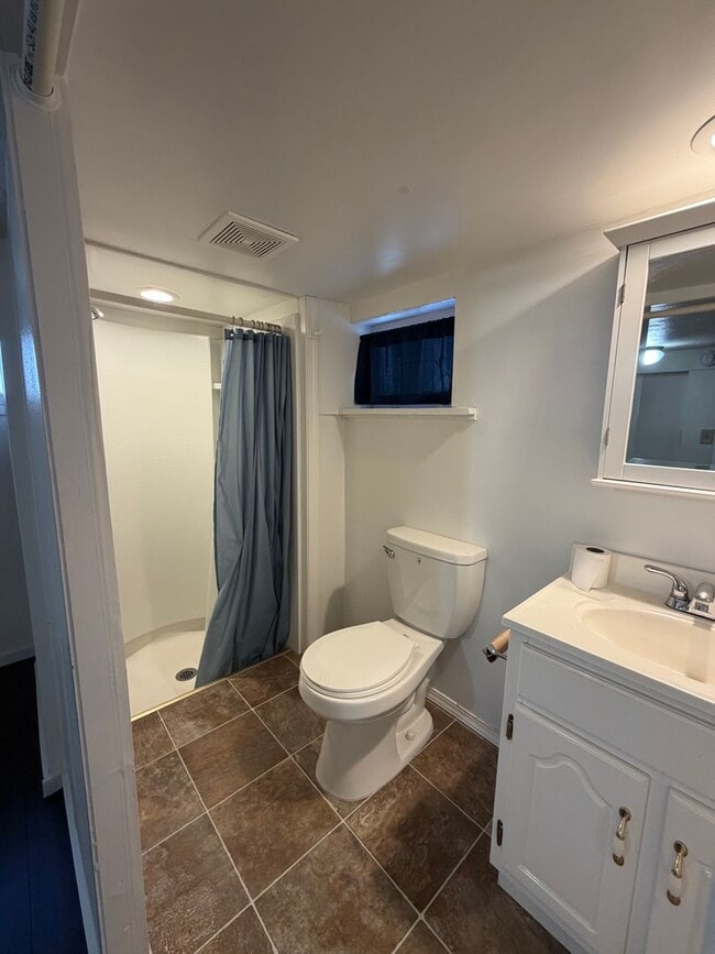 Building Photo - Large 3 bed 2 bath located close to downtown