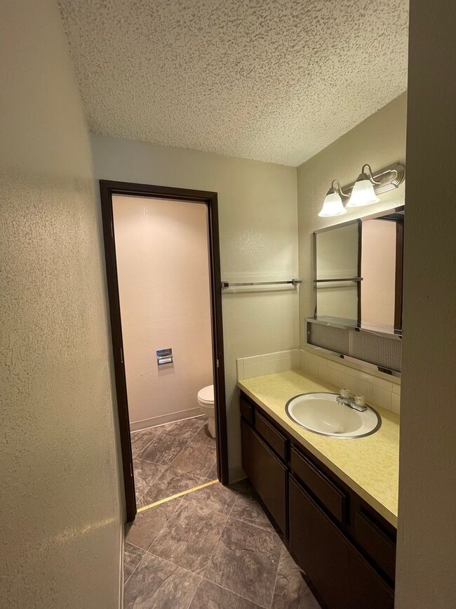 Building Photo - Hard to find 2 bdrm, 1.5 bath unit with wa...
