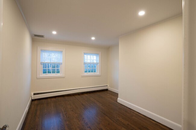 Building Photo - Entire House on 1 Acre of Land! - 8 Bedroom