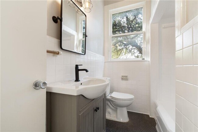 Building Photo - FULLY REMODELED  bedroom 7 baths