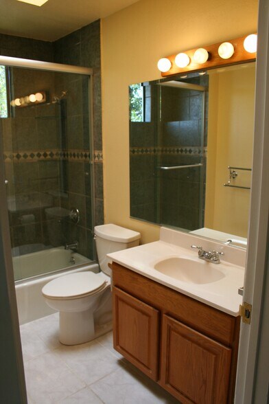 Building Photo - 832 loadstone court