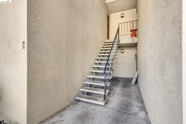 Building Photo - 2562 Walnut Blvd