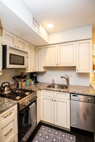 Building Photo - 22 Hancock St