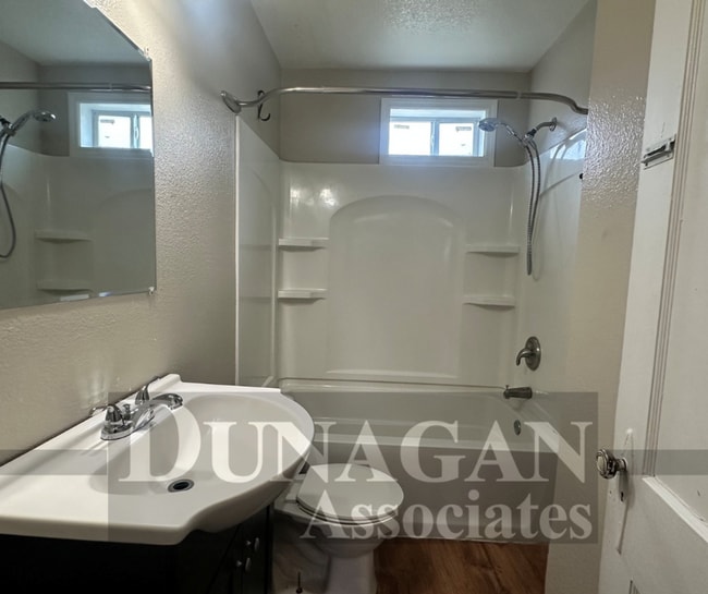 Building Photo - 2 Bedroom with office area 1.5 bath