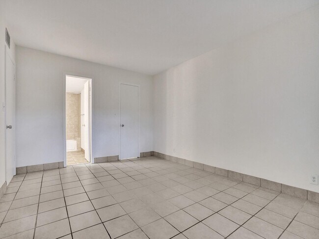 Building Photo - 3115 Oakland Shores Dr