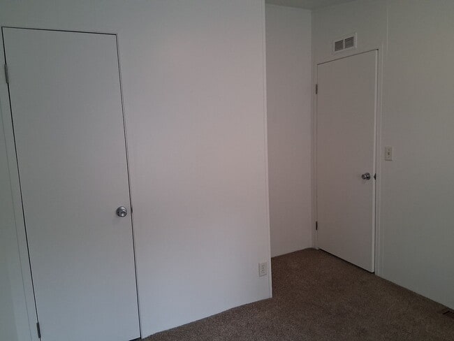 Building Photo - Peaceful Country Home