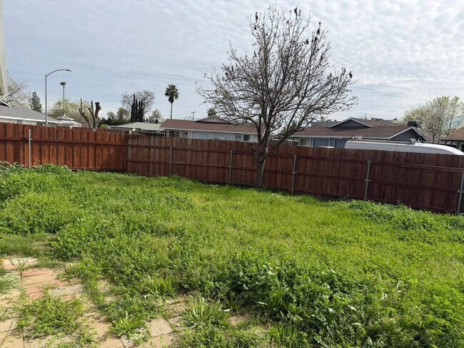 Building Photo - 5310-5312 Wallaby Way