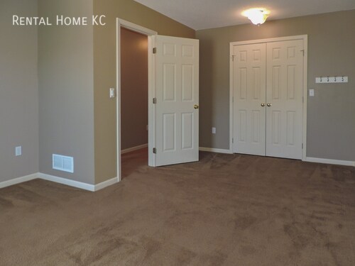 Building Photo - Open and Light 2-story w/fin bsmt and fenc...