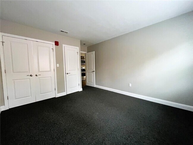 Building Photo - 879 Bernon St