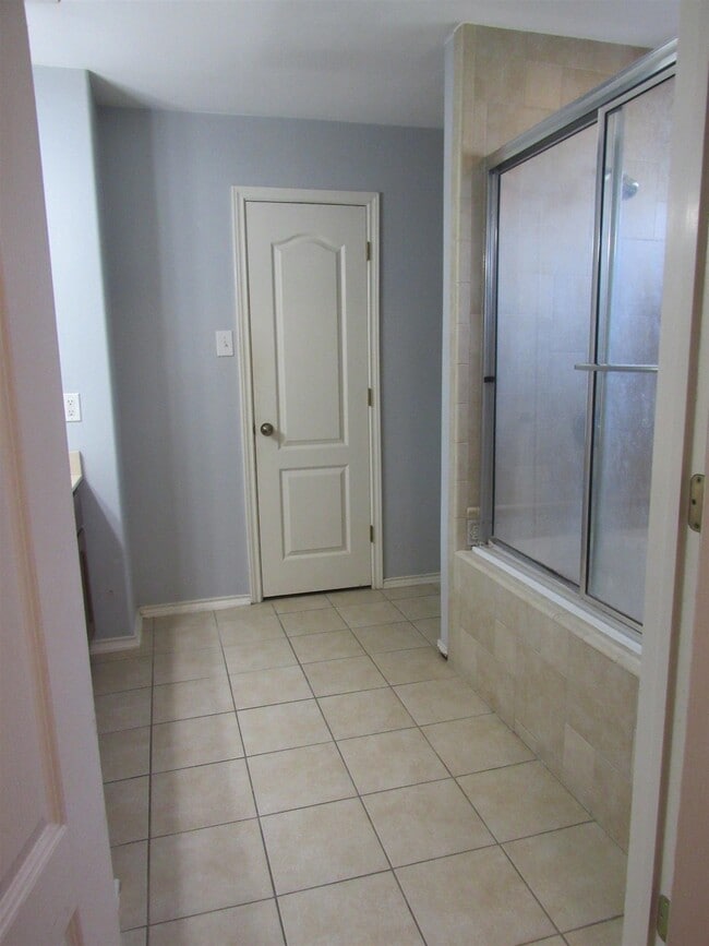 Building Photo - 9310 Albany Dr