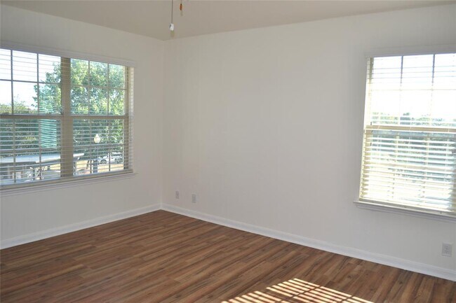Building Photo - 9201 Brodie Ln