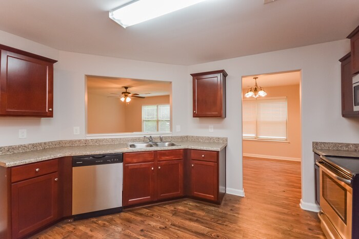 Building Photo - 935 Justice Dr