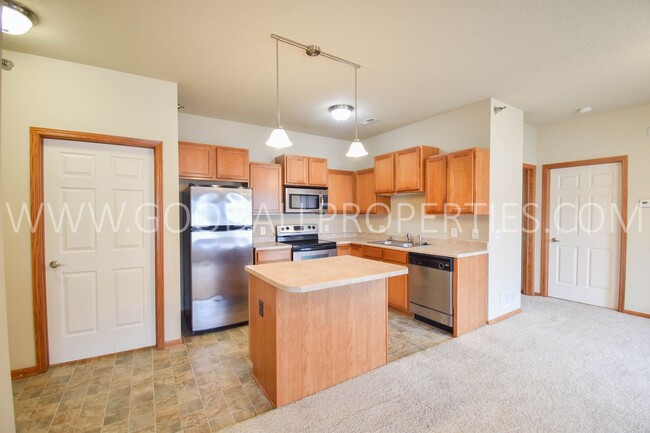 Building Photo - Ground-level condo with 2 bedrooms and 2 b...