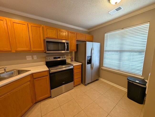 Building Photo - Charming, townhome located in the Bennington Place Community in Charlotte!