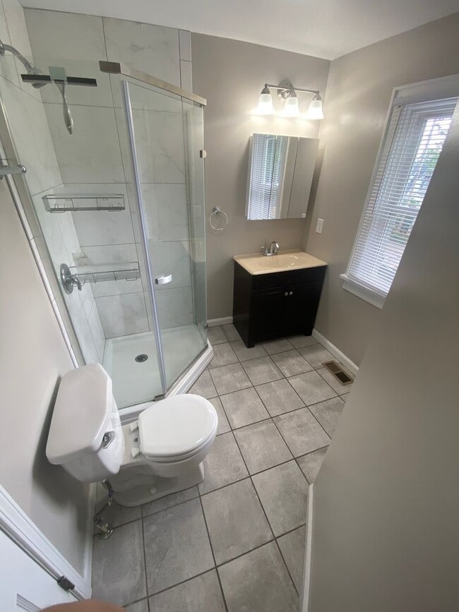 Building Photo - 4 Bedroom- Grandview