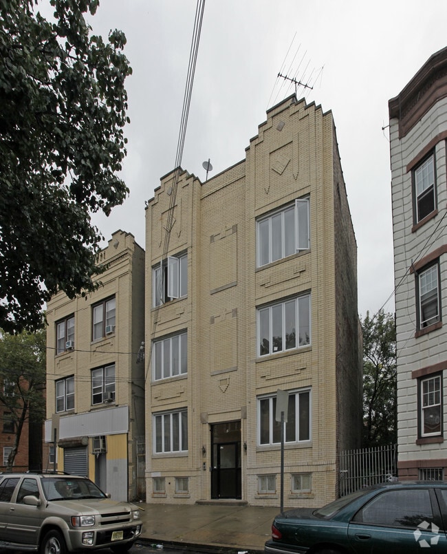 Building Photo - 12 Vroom St