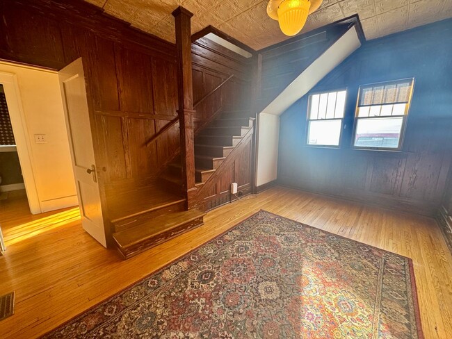 Building Photo - **AVAILABLE NOW** Centrally located 3-bedroom 2-bath