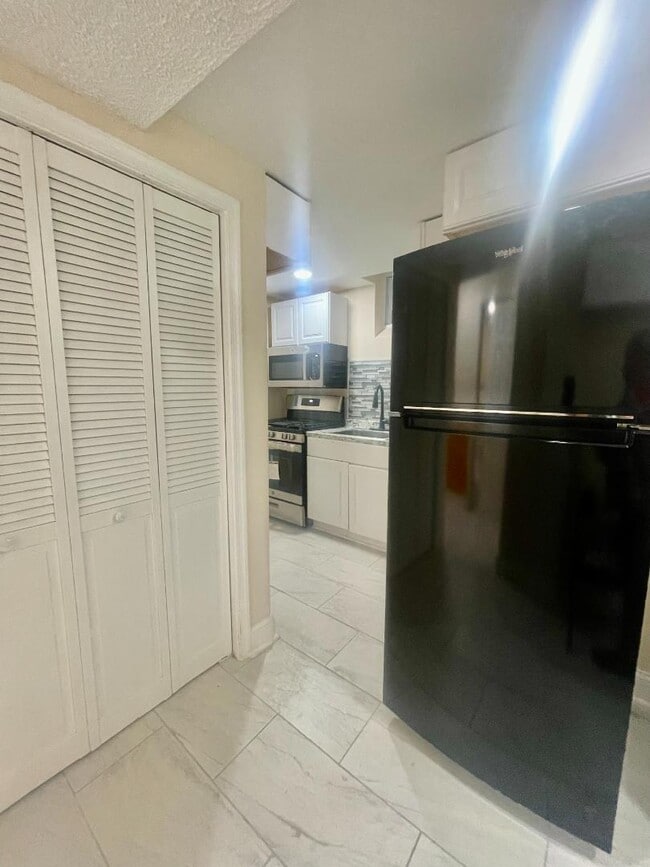 Building Photo - 416 Topeka Ave