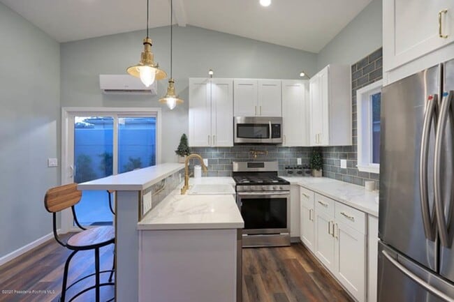Building Photo - Private 1 Bed 1 Bath Back House with Yard ...