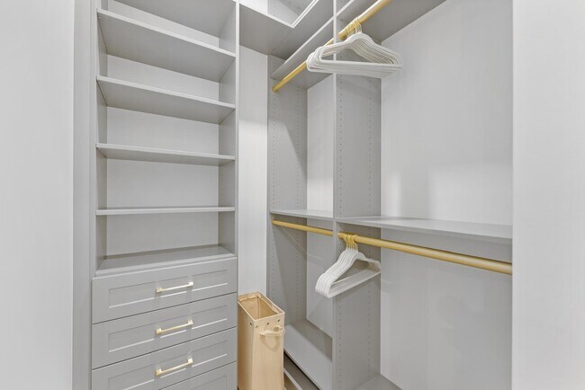 Building Photo - 220 S Swinton Ave