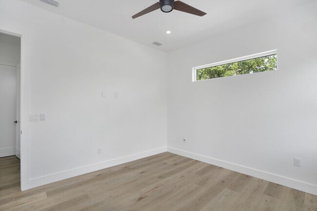 Building Photo - 5/3 Luxury Custom Home plus Boat dock, Pool and Stunning Views!!