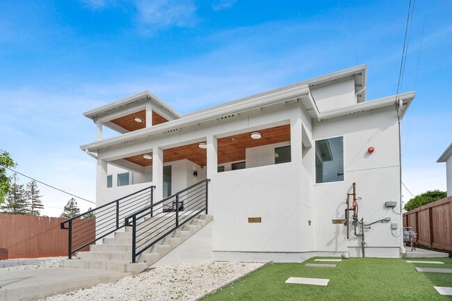 Building Photo - Stunning 4/3 in the Oakland Hills