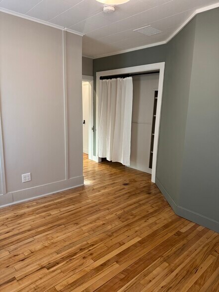 Building Photo - 923 7th St S