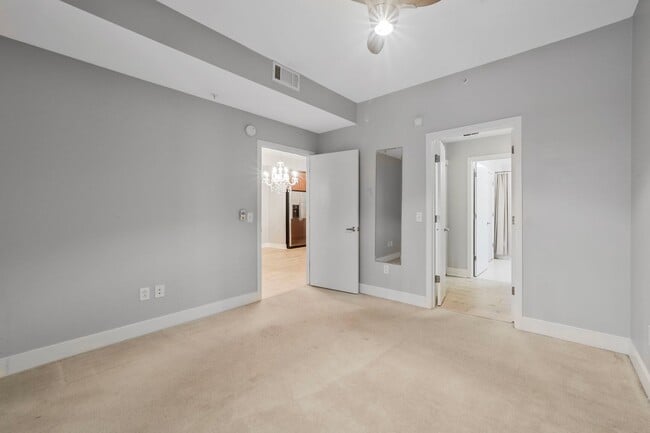 Building Photo - Available Now! High End 1 Bed/ 1 Bath in Amenity Rich Building