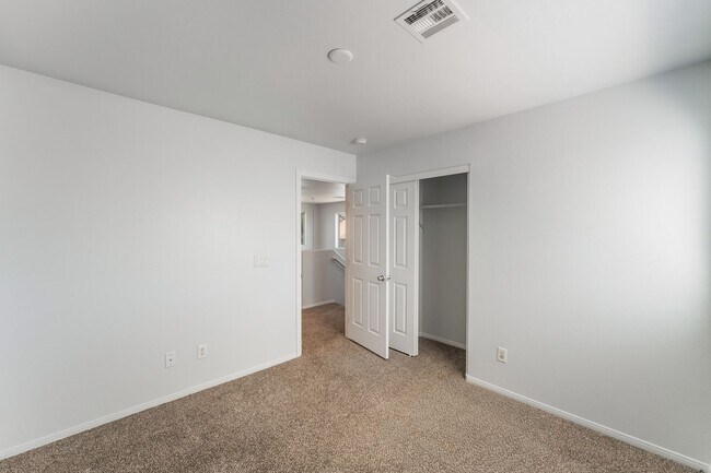 Building Photo - You're going to love this 4 bedroom 2.5 bath! Looks and Feels Brand New!