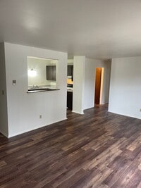 Building Photo - Large 2 bedroom 1 bath with balcony and ga...