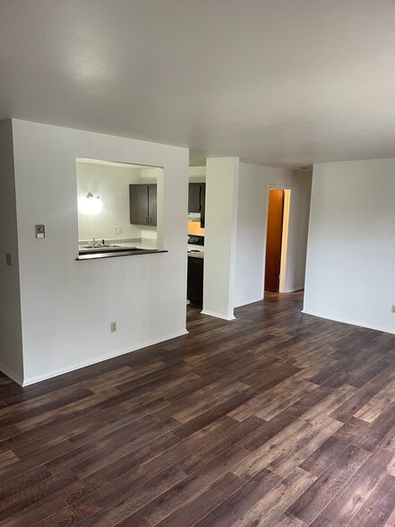 Primary Photo - Large 2 bedroom 1 bath with balcony and ga...