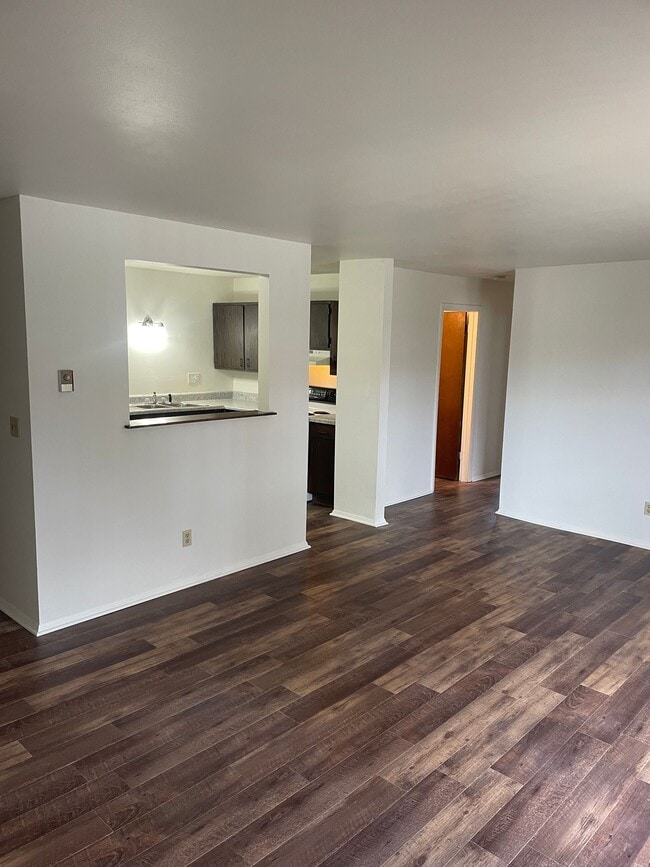 Building Photo - Large 2 bedroom 1 bath with balcony and ga...