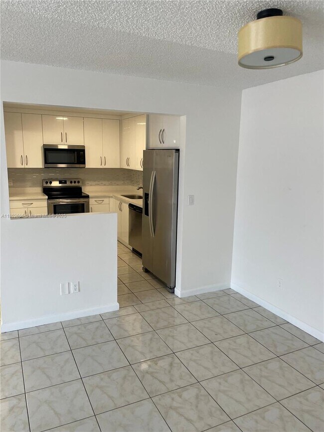 Building Photo - 13726 SW 90th Ave