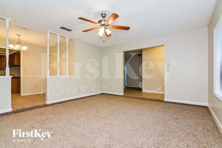 Building Photo - 5017 Kingswood Dr