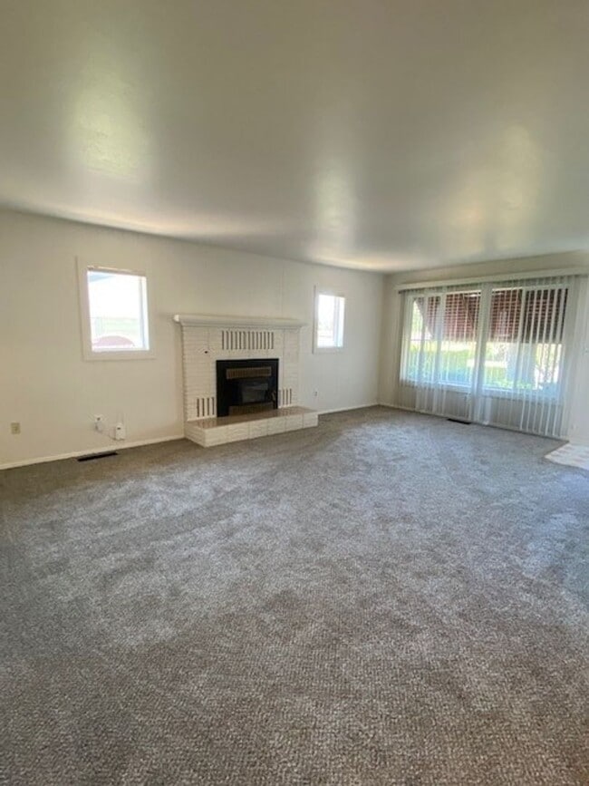 Building Photo - 205 S 46th Ave