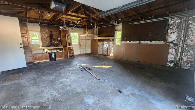 Building Photo - 6555 Manson Dr