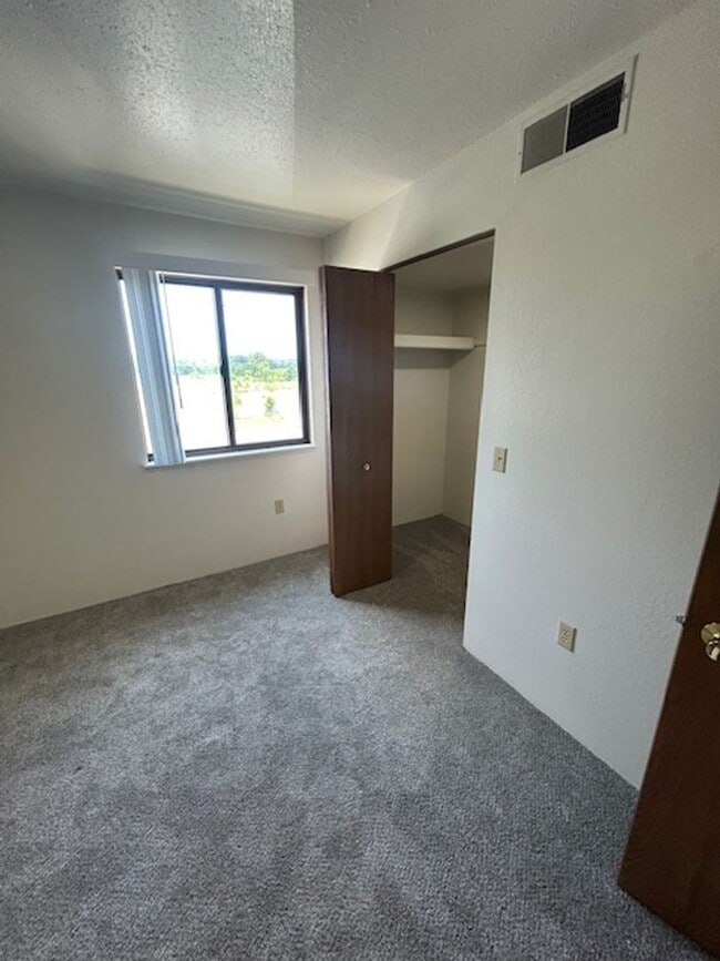 Building Photo - MOVE-IN Ready - 2 bedroom, One Bath - Top Floor with Vaulted Ceilings!