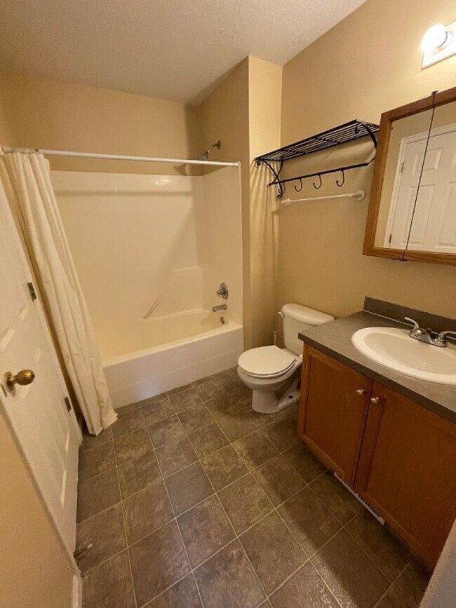 Building Photo - 2 Bed, 1.5 Bath Townhome in North Ogden with Private Patio – 2 Weeks Free Rent!