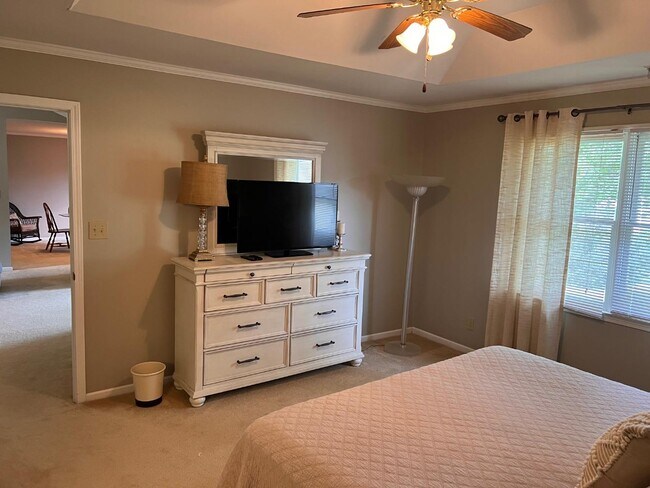 Building Photo - 401 Hidden Creek Cir